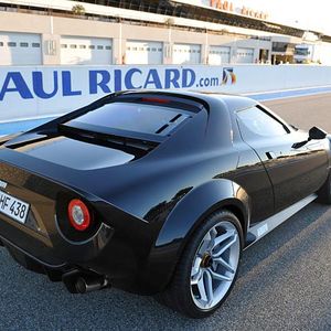 Der Sportwagen wurde im Jahr 2008 bei Pininfarina in Turin montiert, basiert auf dem Ferari 430 Scuderia und verfügt über ein Aluminium-Chassis mit einem Überrollkäfig aus Stahl. Die um 33 Zentimeter verkürzte Karosserie und das Interieur bestehen vollständig aus Kohlefasermaterial. Die Karosserieteile der Außenhaut ...(Foto:  New Stratos GbR)