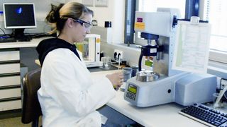 1		Rheologische Messungen spielen bei der Entwicklung von Schmierstoffen eine zentrale Rolle (Bilder: Klüber Lubrification) (Archiv: Vogel Business Media)