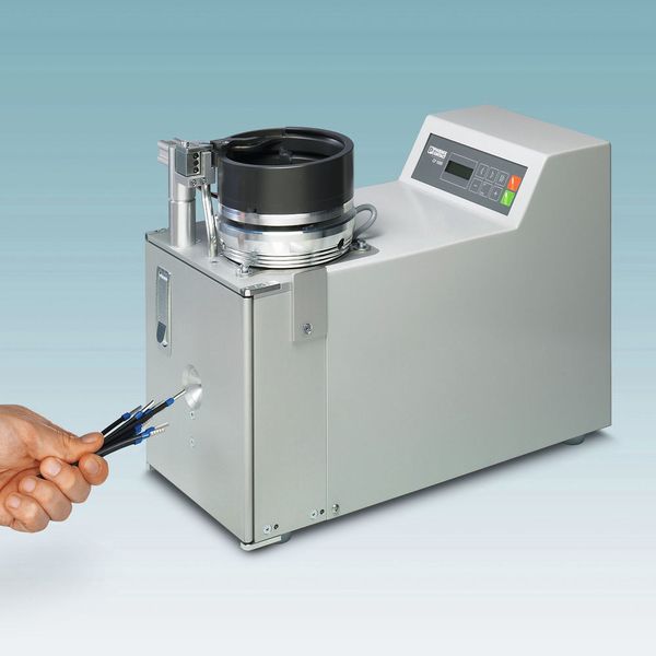 Abisolieren und crimpen in einem Arbeitsgang: mit seiner modularen Bauweise ermöglicht der CF 1000 Querschnittswechsel in kurzer Zeit. (Phoenix Contact)