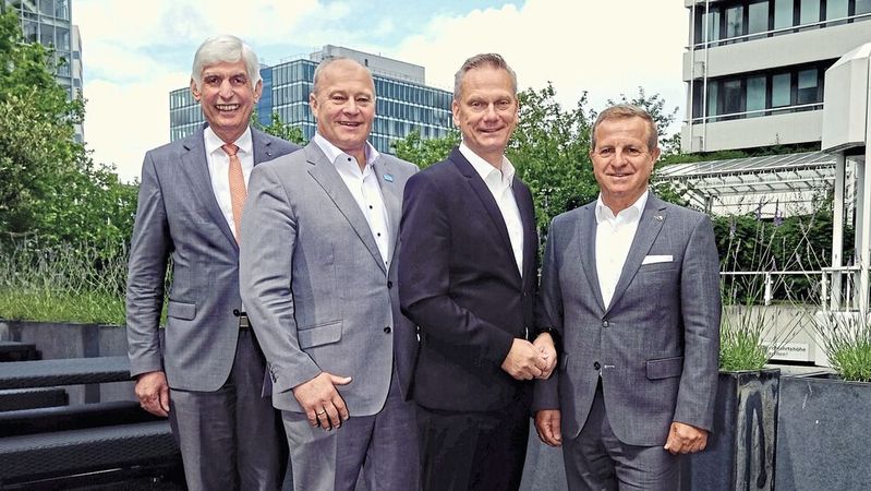 Das ZDK-Präsidium: (v. l.) Schatzmeister Michael Kraft, gleichzeitig ZVK-Schatzmeister, ZDK-Vizepräsident und ZVK-Vorsitzender Detlef Peter Grün, ZDK-Präsident Arne Joswig und Vizepräsident Thomas Peckruhn bei der Bundestagung im September 2024. Hinter den Kulissen rumorte es bereits: Denn kurz vorher – am 28. August – hatte die AÜK-Auditierung erhebliche Mängel festgestellt.(Bild:  Zietz - VCG)