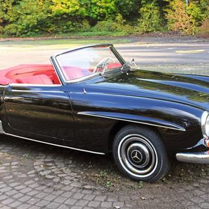2.Preis: Der Gewinner dieses Mercedes-Benz 190 SL, auch bekannt unter der Modellbezeichnung W 121 B II, wird nie alleine unterwegs sein, eine aparte Blondine fährt im Geiste immer mit: Gemeint ist Rosemarie Nitribitt, die legendäre Lebedame aus Frankfurt, die mit ihrem SL in die Popkultur der Nachkriegsjahre vorstieß. Ihren Roadster wählte sie in Schwarz (Farbcode 040) mit rotem Leder, ebenso wie der amerikanische Erstbesitzer dieses Exemplars von 1962. Sebastian Fetscher aus Lübeck holte den 190 SL nach Deutschland und ließ ihn nach höchsten Qualitätsmaßstäben restaurieren. Doch statt diesen Traumwagen selbst zu fahren, hat er ihn direkt nach Abschluss der Restaurierung gespendet. (Bild:  Lebenshilfe Gießen)