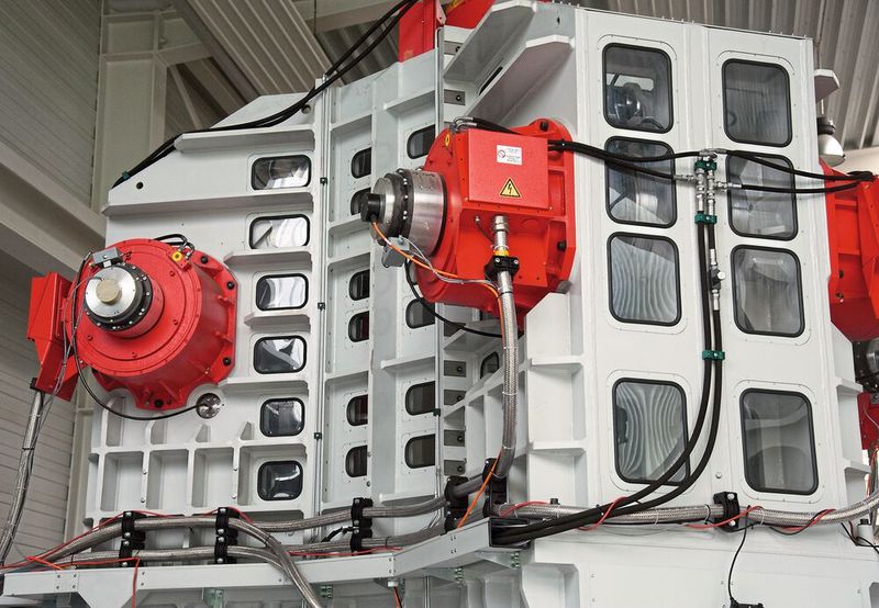 Bild 2: Insgesamt acht Antriebe sind für den Betrieb der Presse erforderlich. Hier ein Teil davon, rot lackiert. (Bild: M. Witzsch)