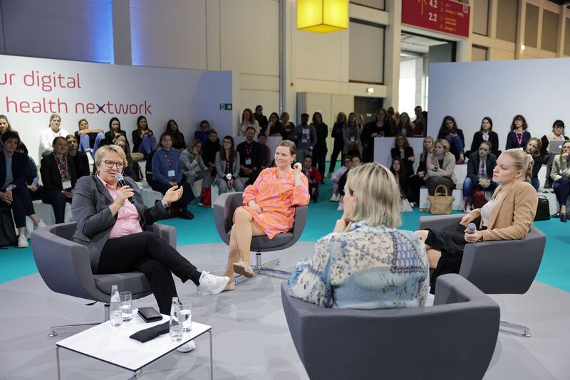 Prof. Silvia Thun (Charité) diskutierte mit Inga Bergen (Podcasterin, Speakerin), Dr. med. Mina Carolina Baumgarten (Vivantes) und Nina Haffer (BIH, Charité) über „Women in Digital Health