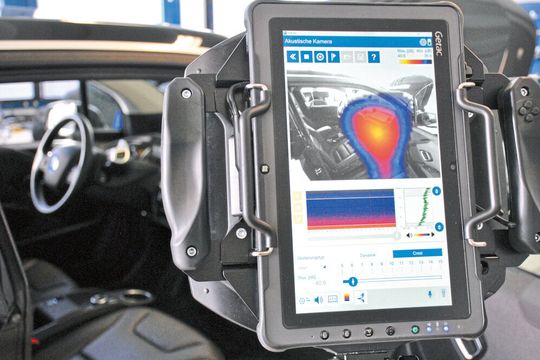 Mit der neuartigen Geräuschkamera von AVL Ditest lässt sich die Quelle eines Störgeräusches schnell ermitteln. Durch entsprechende Einstellparameter wird aus der großen „Geräuschkeule“ rasch ein begrenzter „Geräuschpunkt“ herausgefiltert (kleines Bild).(Bild:  Dominsky)