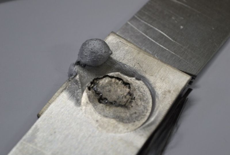 Probe mit fünflagigem, vergleichsweise schlecht infiltriertem Gewebe. (Bild: IFU)