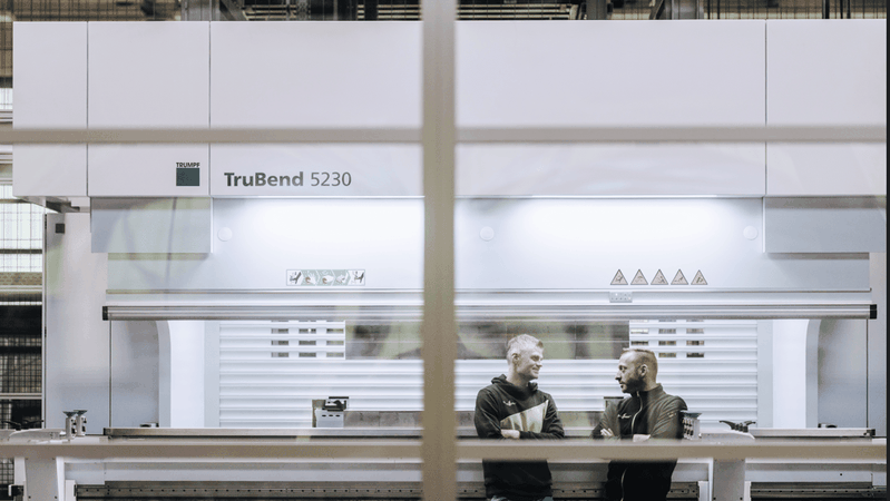 Robert Bloos und Fertigungsleiter Manuel Vorbrugg begutachten die neue Trumpf-Maschine. (Bild:  Trumpf)