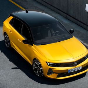 Auch die Form des jetzt 4,37 Meter langen Fünftürers ist neu: Vorn trägt er die neue familientypische Vizor-Front mit einem schwarzen Kunststoff-Kühler. (Bild: Opel)