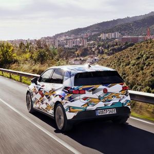 Mit seinen klassischen Kleinwagen-Proportionen dürfte der ID Polo optisch auch bei Elektro-Skeptikern ankommen.(Bild:  VW)