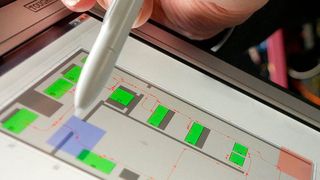 Wissenschaftler des Instituts für Integrierte Produktion Hannover (IPH) haben eine Software entwickelt, die binnen Minuten optimale Routen für fahrerlose Transportsysteme berechnet. Dabei soll sie nicht nur deutlich schneller als menschliche Planer sein, sondern auch bessere Ergebnisse liefern. (IPH)