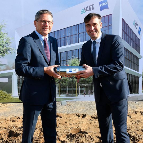 Prof. Michael Kaschke, Vorsitzender des Vorstands der Carl Zeiss AG, übergab eine Zeitkapsel an Marc Weimann, Facility Management Carl Zeiss AG. Prof. Michael Kaschke, Vorsitzender des Vorstands der Carl Zeiss AG, übergab eine Zeitkapsel an Marc Weimann, Facility Management Carl Zeiss AG.