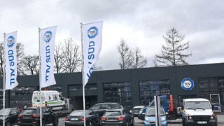 Anthrazit ist die Designfarbe der neuen Mercedes-Benz-CI. Die TÜV-Süd-Prüfstelle in Penzberg fügt sich harmonisch in das Erscheinungsbild der Werkstatt ein.  (Bild: Schlieben)