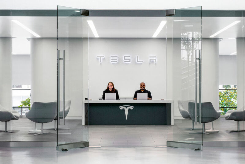 Von den angekündigten Investitionen in neue Service-Center ist aber zumindest in Deutschland seit einiger Zeit nichts zu sehen. (Tesla)