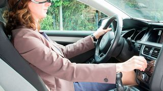 Fahrzeugstudien: Die Fahrzeughersteller setzen bei der Entwicklung von Assistenzsystemen auf die Hilfe von Eye-Tracking und Scripting Languages. Damit sollen sich Mensch-Maschine-Interfaces leichter erforschen lassen.  (Bild: Ergoneers)