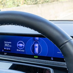 Der Fahrer wird während der Fahrt von einer hinter dem Lenkrad montierten Infrarotkamera überwacht, um so sicherzugehen, dass die Augen auf das Verkehrsgeschehen gerichtet sind.(Bild:  Autoren-Union Mobilität/Ford)