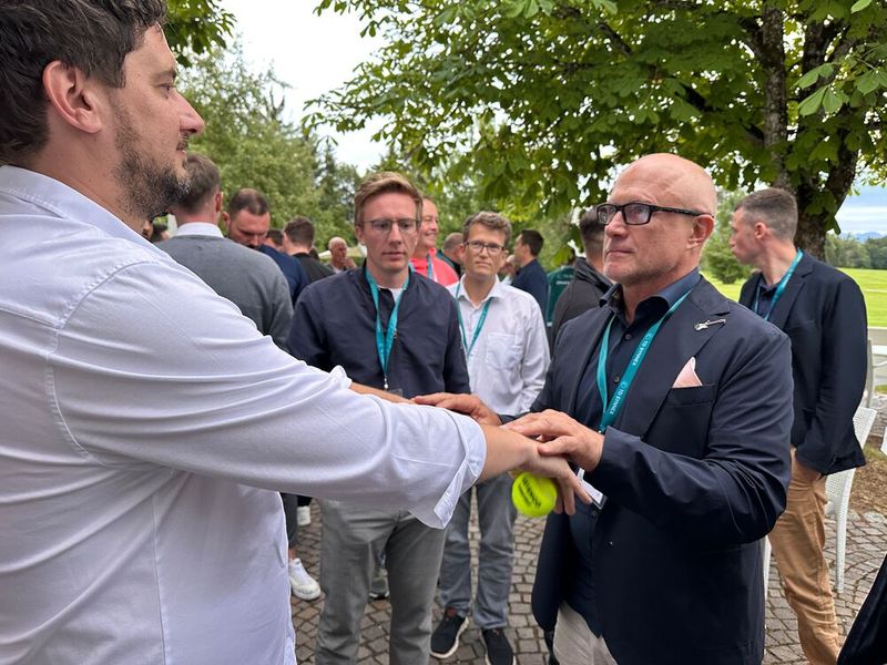 ...testet sein Manager die Reflexe der Gäste mit dem Ball. (Bild: Vogel IT-Medien)