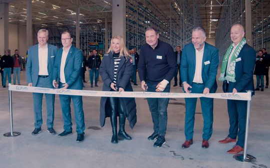 Übergabe des neuen Sonepar-Logistikzentrums in Werder. Von links: Dr. Stefan Stegemann, Vorsitzender der Geschäftsführung der Sonepar Deutschland GmbH, Christian Große (Stadt Werder), Stephanie Doerner, Regionalleiterin bei Sonepar Deutschland für den Raum Berlin-Brandenburg, Heiko Schumann, Bereichsleiter bei Sonepar Deutschland für den Raum Berlin-Brandenburg, Dirk Brauckmann, Leiter Immobilienmanagement bei Sonepar Deutschland, und Jan Hölscher, GLP Senior Construction Director Germany. (Bild:  Sonepar)