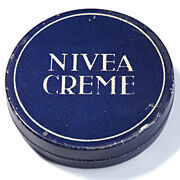 Ebenso alt wie die Fachzeitschrift »kfz-betrieb«: die Nivea-Creme kam 1911 auf den Markt. (Archiv: Vogel Business Media)