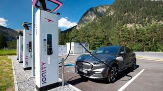 Die maximale Ladeleistung in den technischen Daten von E-Autos entspricht nicht dem realen Wert an der Stromtankstelle. (Bild: Ionity)