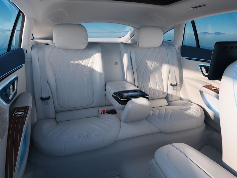 Mehr als genug Platz und sehr viele Annehmlichkeiten für Chauffierte gibt es auch in der elektrischen S-Klasse. (Bild: Daimler)