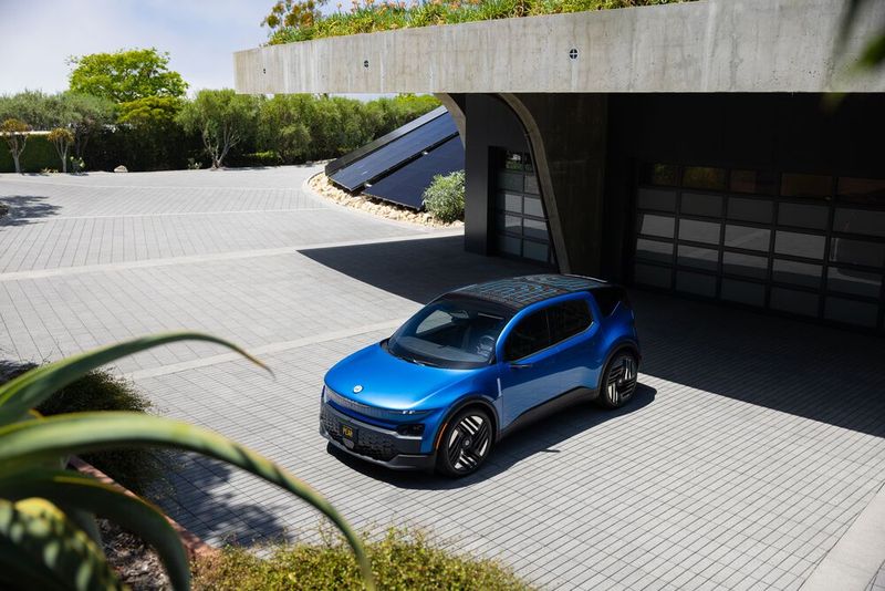 In der Fünfsitzer-Version gibt es vorn eine Mittelkonsole. Die fällt bei sechs Sitzen weg. Dann finden zwei Passagiere auf dem Beifahrersitz Platz. Der Pear (Birne) bietet auch Stauraum unter der Fronthaube, die lässt sich jedoch nicht öffnen. Wie eine Schublade zieht man unter der Haube ein Staufach wie eine Schublade auf.  (Bild: Fisker)