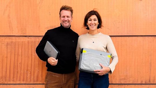 Benjamin Birker, Managing Director bei Butterfly & Elephant, der Beteiligungsgesellschaft von GS1 Germany, und Doris Diebold, Gründerin von Hey Circle, beim Fototermin anlässlich des GS1-Investments beim Entwickler von Versandverpackungen.(Bild:  Hey Circle)