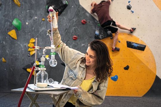 Anya Sherman untersucht mit einem Impinger (Partikelmessgerät) die Atemluft in Boulderhallen in Wien. (Bild:  Aaron Kintzi/CeMESS)