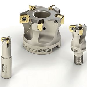D/E Dass Eck- und HFC-Platten in einem Plattensitz montiert sind, ist einzigartig und patentiert. Die Wendeschneidplatten sind am gesamten Umfang präzisionsgeschliffen und poliert.  The fact that corner and HFC inserts are mounted in one insert seat is unique and patented. The entire circumference of the indexable inserts is precision-ground and polished.(Bild:  Arno)
