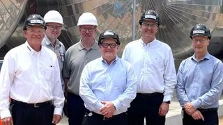 Offizielle Inbetriebnahme der erweiterten Linie für Formmassen in Wallingford durch: Thom Hemler (Global Segment Director Medical), Ryan Putnam (Engineering and Maintenance Manager), Brian Lathrop (Manufacturing Manager), Thomas Spagnuolo (Vice President Molding Compounds), Siamak Djafarian (Senior Vice President und Leiter des Geschäftsbereichs Molding Compounds) und Drew Scott (Vice President Production) (v. l. n. r.).  (Bild: Röhm)