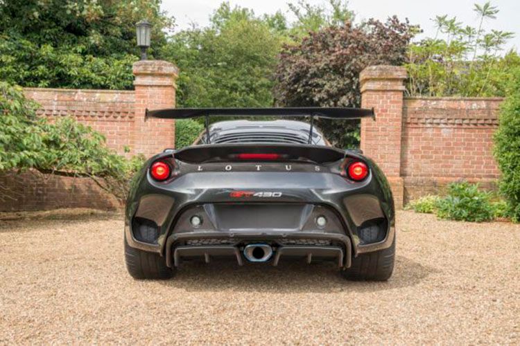 Die Auspuffanlage aus Titan reduziert das Gewicht ebenfalls. (Lotus)