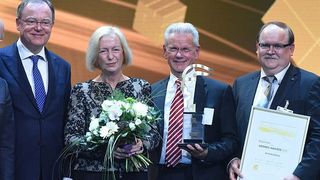 Hermes Award 2015 (v.l.): Prof. Wolfgang Wahlster, Stephan Weil, Prof. Dr. Johanna Wanka, Dr.-Ing. E.h. Manfred Wittenstein, Thomas Bayer (Wittenstein), Dr. Jochen Köckler (deutsceh Messe). (Bild: Deutsche Messe)