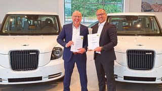 Historischer Moment: Das Autohaus Markötter wird erster deutscher LEVC-Händler. Den Schritt besiegeln (v. li.) Geschäftsführer Ralf Markötter und der LEVC-Regionalleiter Westeuropa, Thomas Goldboom. (Bild: LEVC)