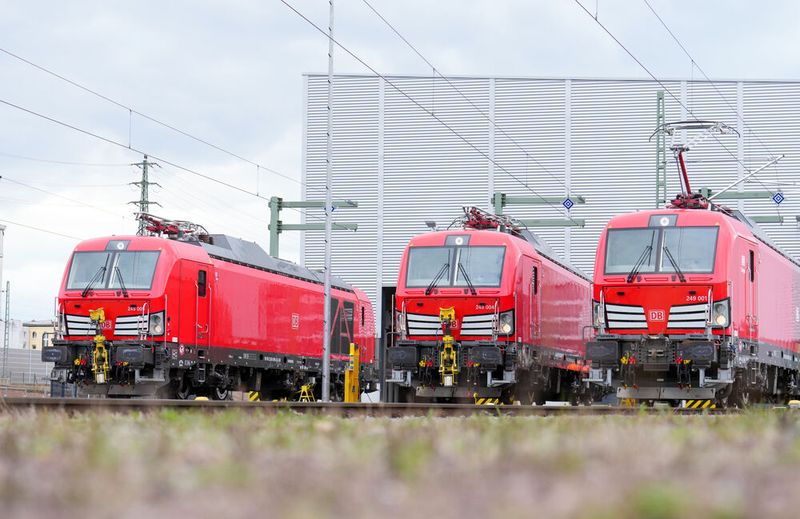 DB Cargo präsentiert neue Lokgeneration für den Güterverkehr: Mit den jetzt übergebenen ersten Lokomotiven der Baureihe 249 will die Güterverkehrsparte der Deutschen Bahn Fahrten von Diesellokomotiven unter Fahrdraht reduzieren und so umweltfreundlicher werden. (Bild: Deutsche Bahn AG / Oliver Lang)