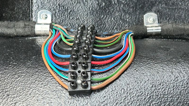 Lüsterklemmen im Auto? Bei manchen Baureihen wurden sie tatsächlich ab Werk verwendet. Der Triumph 2000 Italia gehört dazu. Ein anderer Italiener, der Maserati Ghibli (Tipo AM115), übrigens auch. Bei Reparatur oder Restaurierung stellt sich somit die Frage, ob man historisch oder handwerklich korrekt arbeitet. Hier hat man sich für historische Korrektheit entschieden. Allerdings war kein Kfz-Elektriker am Werk, denn die meisten Kabel sind viel zu knapp verlegt. (Bild: Peter Diehl)