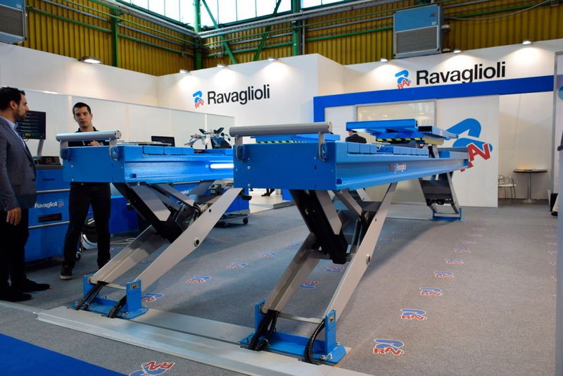 Ein Prototyp für eine verwindungssteife Fahrbahnbühne – das aus der Lkw-Hubtechnik bekannte Bauprinzip sorgt durch die direkte Lasteinleitung unter den Achsen für Stabilität. (Holz / »kfz-betrieb«)