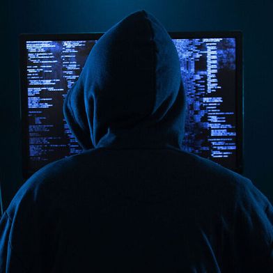 Cyberkriminelle erwerben gestohlene Zugangsdaten und loggen sich in fremde Systeme. Damit sind digitale Identitäten  zum Haupteinfallstor für automatisierte Angriffe geworden, was insbesondere den oft unzureichend geschützten Mittelstand gefährdet. (©cendhika - stock.adobe.com)
