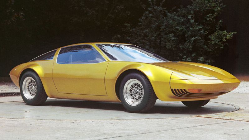 Auf dem Genfer Automobilsalon 1975 präsentierte Opel unter Leitung von Designer Erhard Schnell eine Sportwagenstudie mit Mittelmotor. Als Aggregat war ein Wankelmotor vorgesehen. Leider stellte General Motors bereits vor dem Autosalon seine Wankelpläne ein. Und so erhielt der auffällig lackierte und intern GT/W genannte Wagen keinen Motor und wurde niemals fahrfähig. (Bild: Opel)