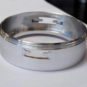 Innovative Leuchten-Aufnahme mit Anschlusssystem. Verformungsfreies Spannen sorgt für die gewünschten Fräs-Ergebnisse.