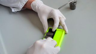 Beschichtungsprobe zur werkstoffkundlichen Untersuchung (Bild: Frederik Tebbe / FH Münster)