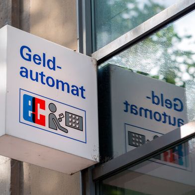 Die Girocard soll neue Funktionen bekommen und damit Mastercard, Paypal und Co. Konkurrenz machen. (Bild: © Chris Redan - stock.adobe.com)