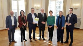 Ministerpräsident Winfried Kretschmann (Mitte) mit den Mitgliedern des Normenkontrollrats Baden-Württemberg. (Bild: Staatsministerium Baden-Württemberg)