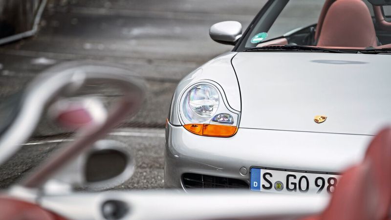 Einer der wenigen, wenn nicht der einzige optische Kritikpunkt: die sogenannten „Spiegeleier“-Leuchten, wie sie auch beim 911 (Typ 996) Verwendung fanden. (Bild: Porsche AG)