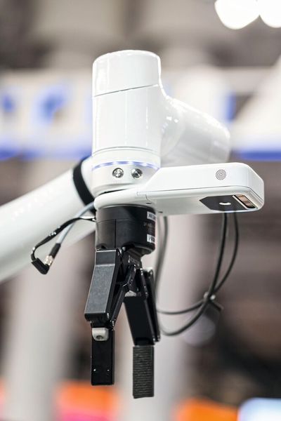 D-Bot-Cobot im Einsatz: Edge-KI in der Power AI Box verknüpft Bilddaten, Spracheingaben und Sensorsignale in Echtzeit. (Bild: Delta)