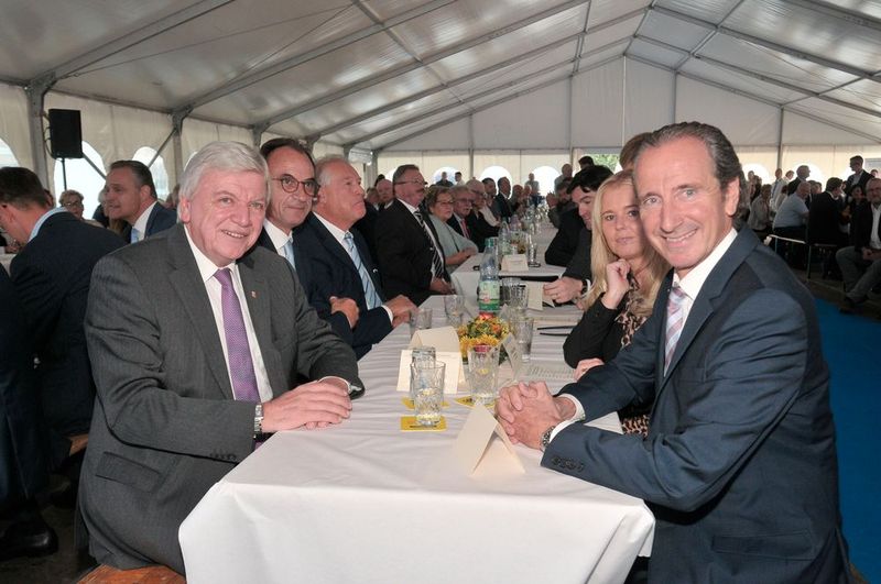Gemeinsamer Tisch zur Eröffnung des Neubaus: (v.li.) Volker Bouffier, Ministerpräsident des Landes Hessen, und Thomas Holler, Obermeister der Innung Frankfurt-Main-Taunus. (Bild: Zietz / »kfz-betrieb«)