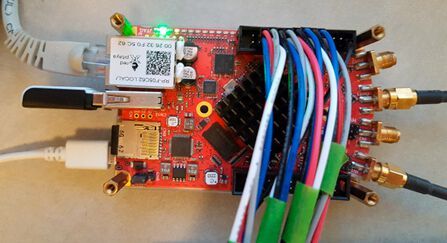 Bild 4: Detailbild der angeschlossenen STEMlab-Einheit.(Bild:  Red Pitaya)