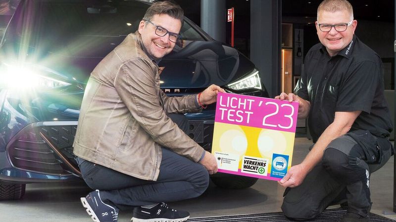 Jährliche Verkehrssicherheitsaktion in Delmenhorst: Obermeister Carsten Budzinski (r.) der Innung Delmenhorst/Oldenburg-Land und Kai Brüning, Koordinator für die Öffentlichkeitsarbeit, gaben nun das offizielle Startzeichen für den Licht-Test. (Bild: Kfz-Innung Delmenhorst/Oldenburg-Land)