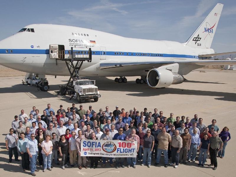 Familienfoto: Das SOFIA-Team versammelte sich im April 2011 vor dem Flugzeug anlässlich des 100. Fluges des Observatoriums (NASA)