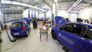 Perfekt simulierte Kfz-Werkstattsituation für die angehenden Meister in der Landesfachschule. (Bild: Zietz/»kfz-betrieb«)