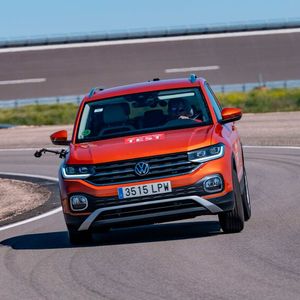 Auf trockener Straße bleiben die Limits der Reifen hingegen für die meisten Autofahrer unerreichbar – zumindest, wenn sie einen VW T-Cross fahren.(Bild:  Konstantin Tschovikov)