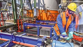 Die Wärmetauscher sind in unmittelbarer Nähe des Zwischenabsorbers (Hintergrund) installiert (Alfa Laval)