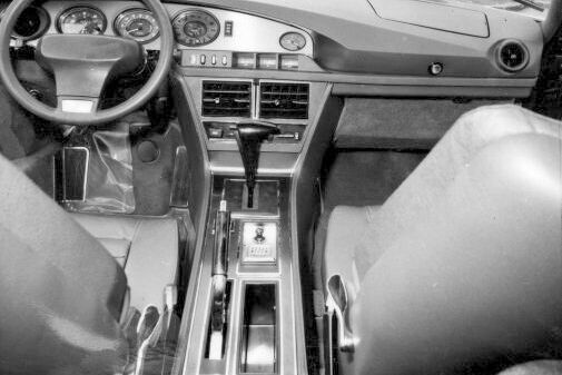 Das Ambiente im SM war zukunftsweisend und luxuriös zugleich. Das Fach rechts vom Handbremshebel bot Platz für ein Autoradio. (Bild: PSA)